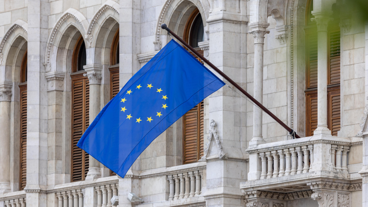 La bandera de la Unión Europea ondea en el Parlamento húngaro en el Día de Europa.