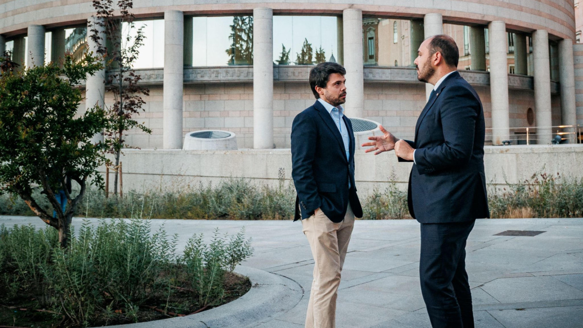 El politólogo Nacho Corredor y el conseller Albert Dalmau conversan en Madrid.