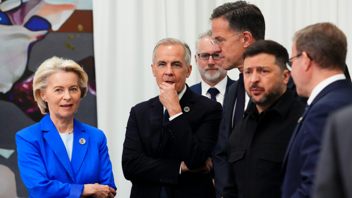 La presidenta de la Comisión Europea, Ursula von der Leyen, de izquierda a derecha, el primer ministro Mark Carney, el secretario general de la OTAN, Mark Rutte, y el presidente de Ucrania, Volodímir Zelenski, conversan antes de una reunión sobre la situación en Ucrania durante la VIII Cumbre de la Comunidad Política Europea celebrada en Ereván, Armenia.