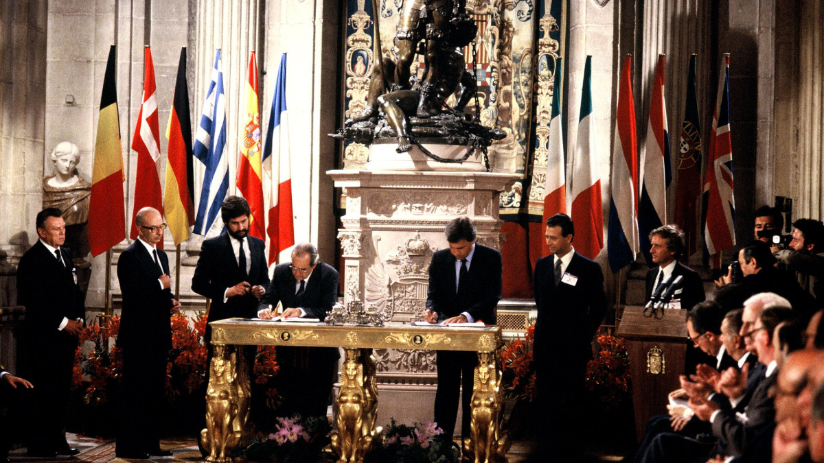 El por entonces presidente del Gobierno, Felipe González firma, junto al ministro de Asuntos Exteriores, Fernando Morán, el tratado de adhesión de España a la UE (1985).