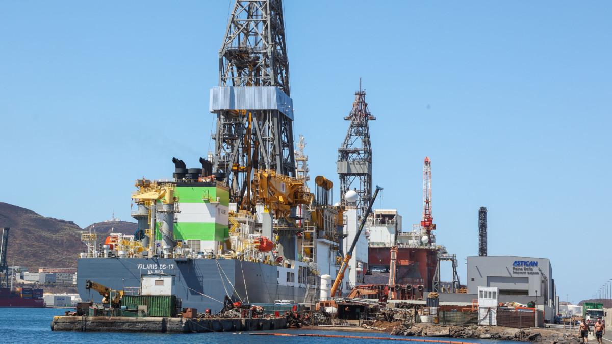 Un barco de grandes dimensiones atracado en el Puerto de Las Palmas