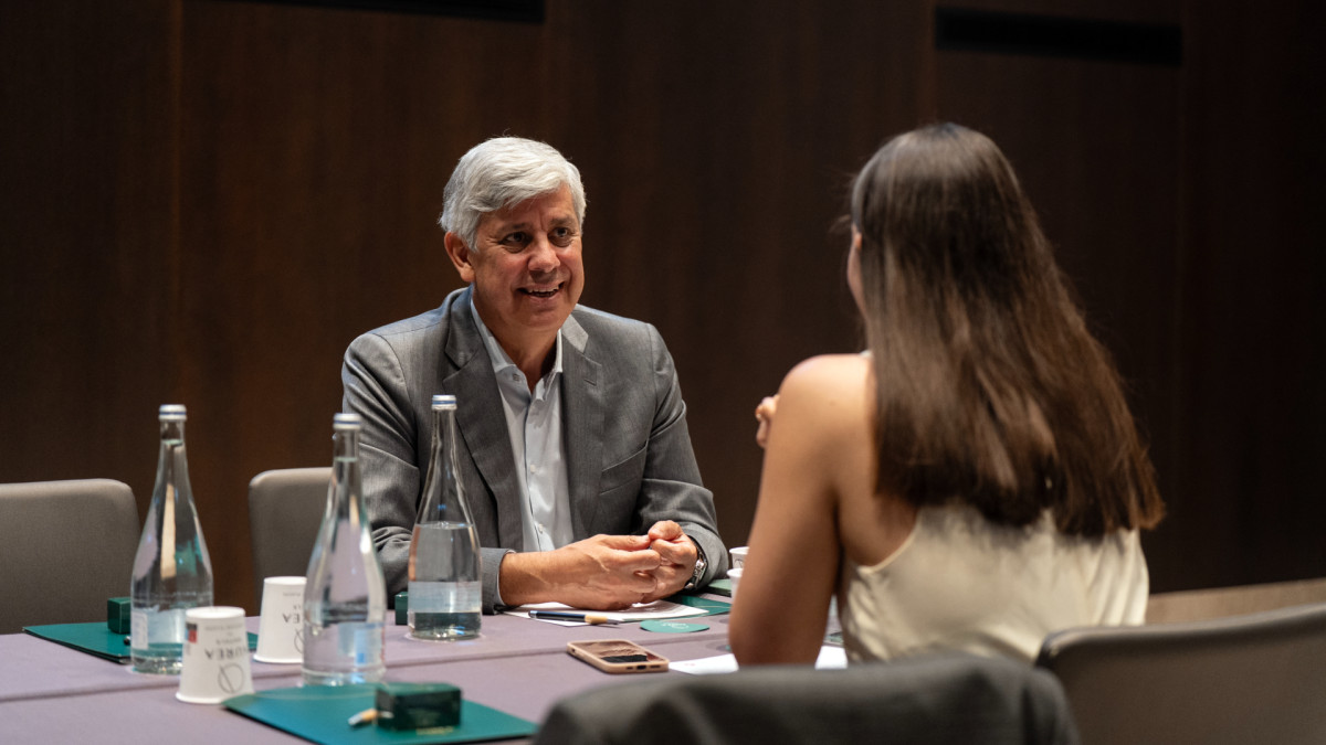 El exgobernador del Banco de Portugal y expresidente del Eurogrupo, Mário Centeno, conversa con la articulista Clara Esteban García en Lisboa.