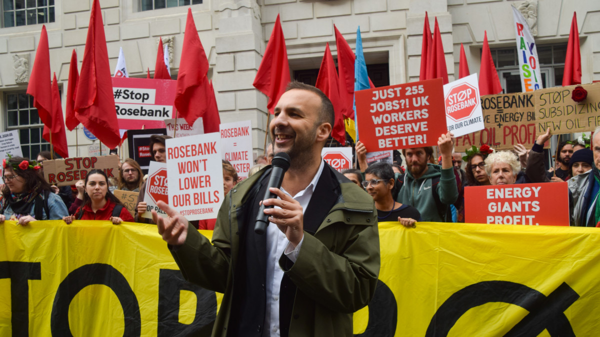 El líder del Partido Verde en Reino Unido, Zack Polanski, en una manifestación.