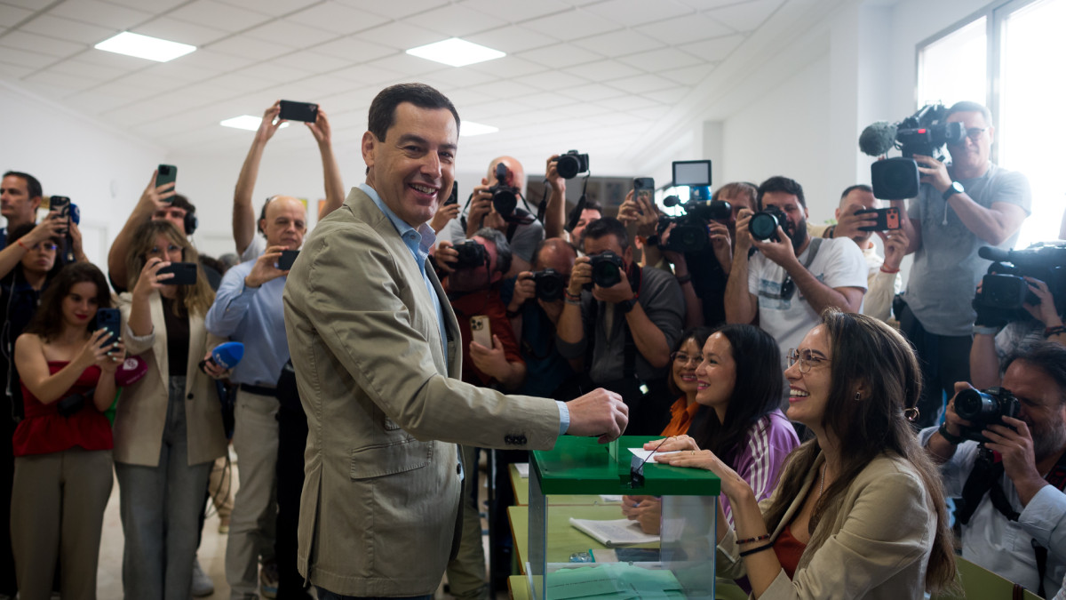 El presidente de la Junta de Andalucía, Juanma Moreno Bonilla, votando en la provincia de Málaga.