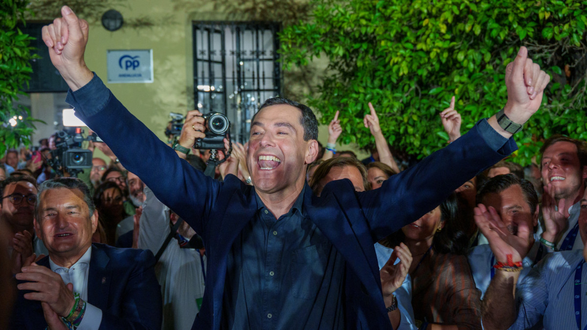The President of Andalusia, Juanma Moreno Bonilla, celebrates his victory on election night.