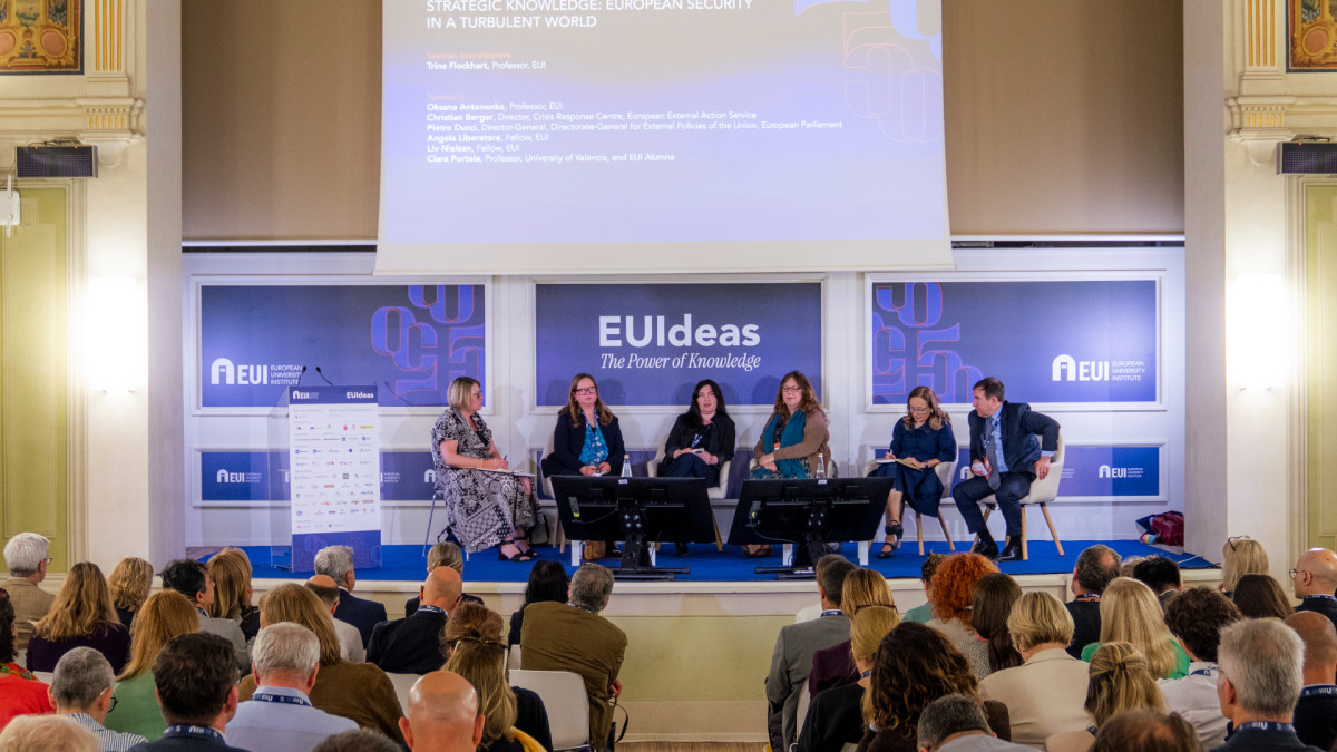 La profesora de la Universidad de València, Clara Portela, participa en un debate durante el 50.º aniversario del IUE.