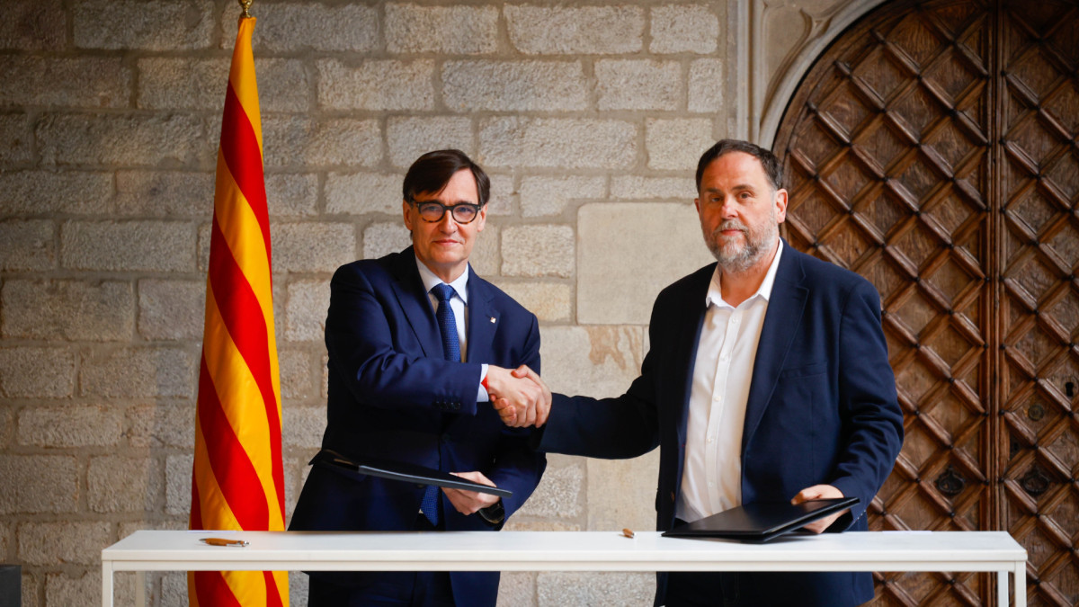Illa y Junqueras firman el acuerdo de Presupuestos en el Palau de la Generalitat.