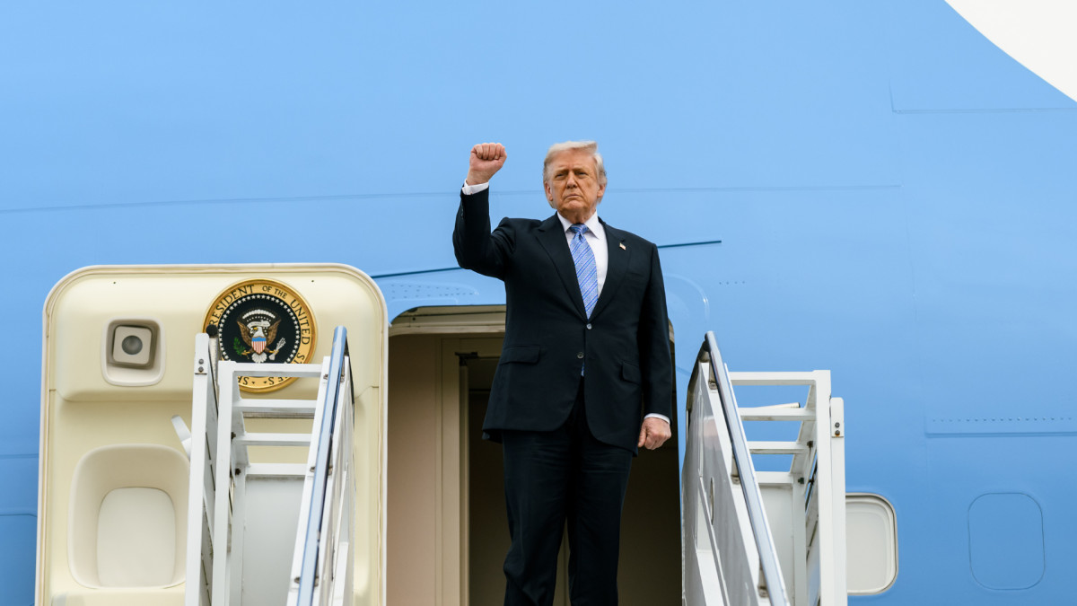 El presidente de Estados Unidos, Donald Trump, subiendo al Air Force One en China. | Casa Blanca / Daniel Torok