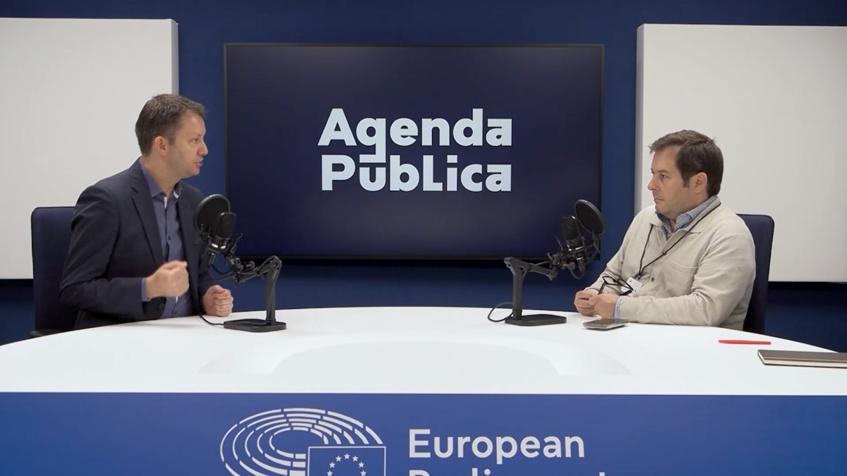 The People's Party MEP and the director and editor of 'Agenda Pública' are in conversation in Strasbourg.