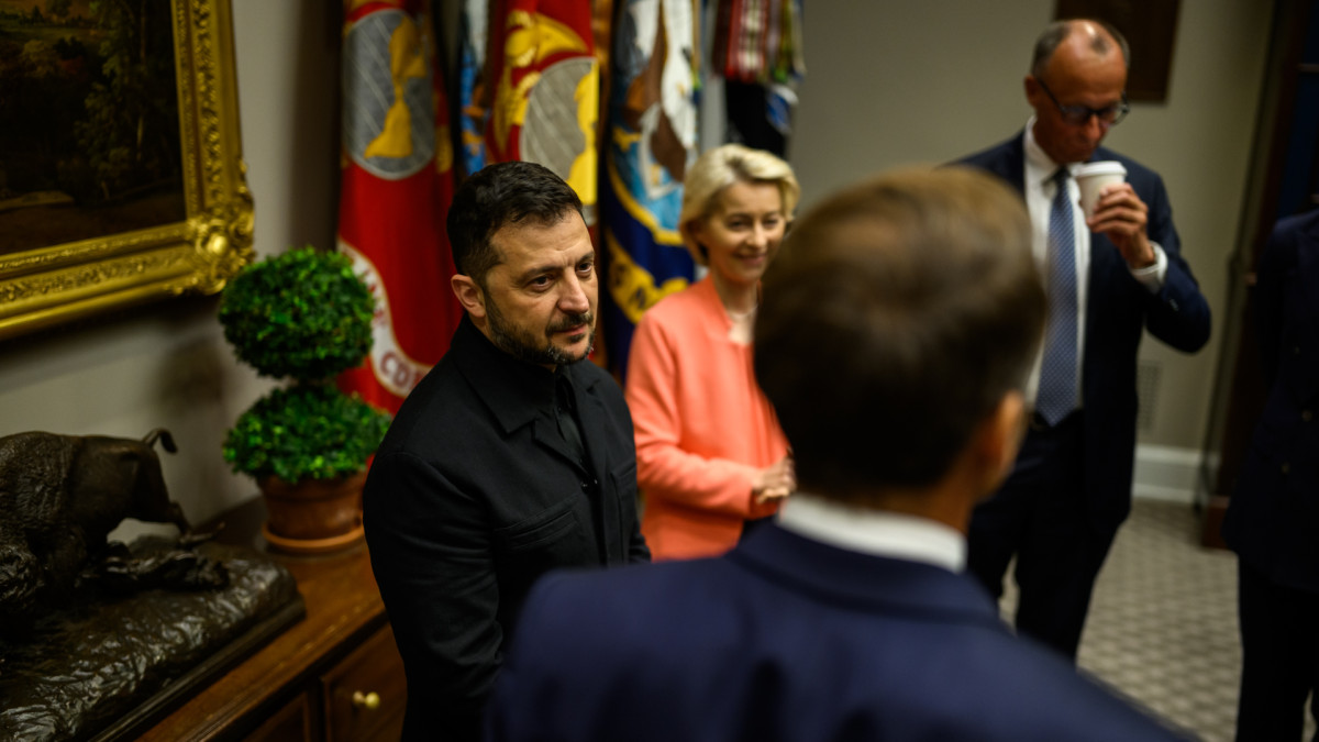 Volodímir Zelenski, Ursula von der Leyen y Friedrich Merz en la Casa Blanca, mientras Donald Trump telefoneaba al presidente ruso Vladímir Putin.