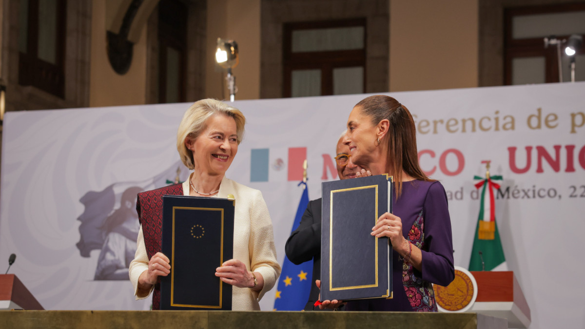 La presidenta de la Comisión Europea, Ursula von der Leyen, junto a la presidenta de México, Claudia Sheinbaum.