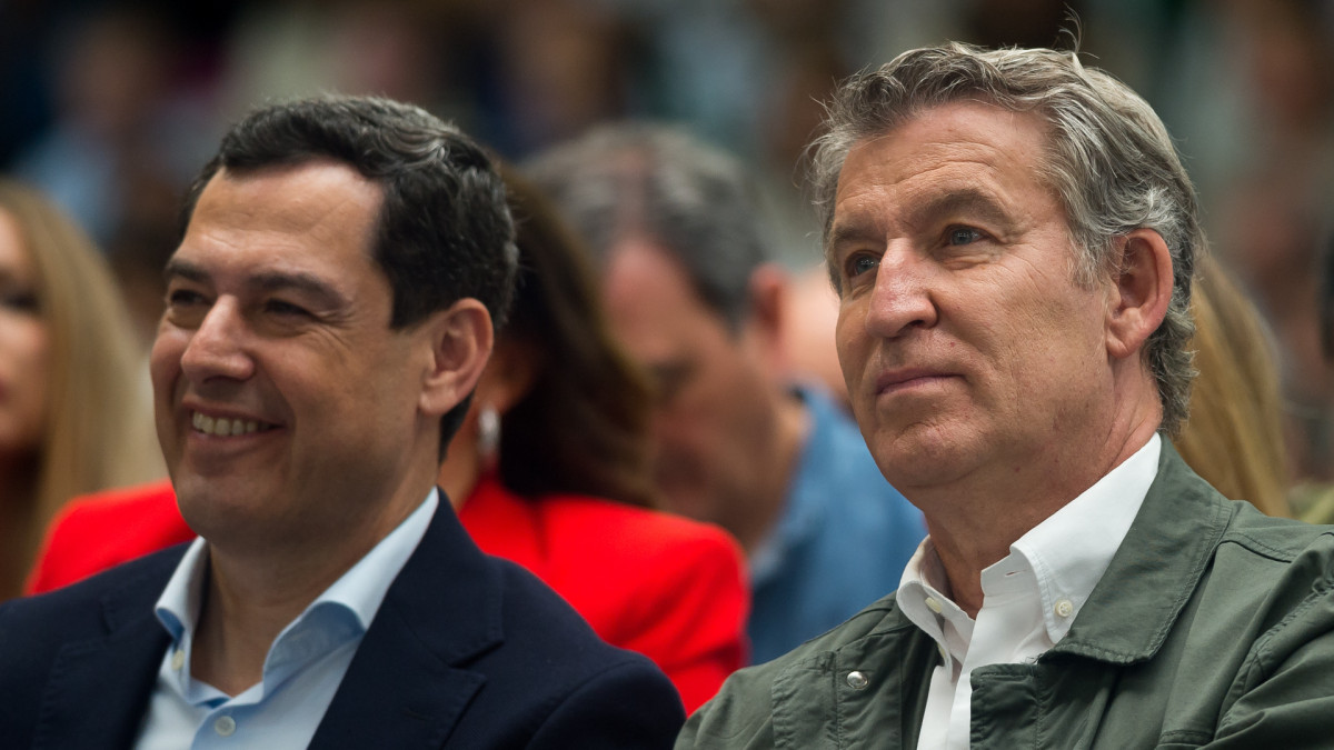 El presidente de la Junta de Andalucía, Juanma Moreno Bonilla (izquierda) y el presidente del Partido Popular y líder de la oposición, Alberto Núñez Feijóo (derecha).