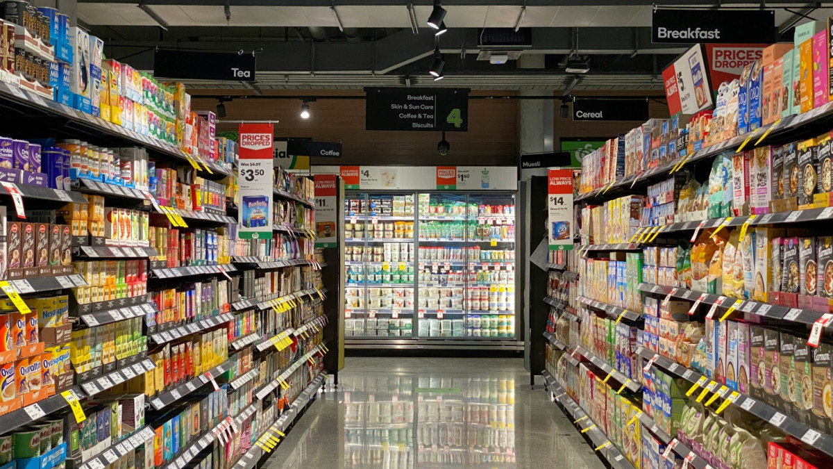 La autora sostiene que la crisis de la asequibilidad no se reduce simplemente a los precios al por menor. 