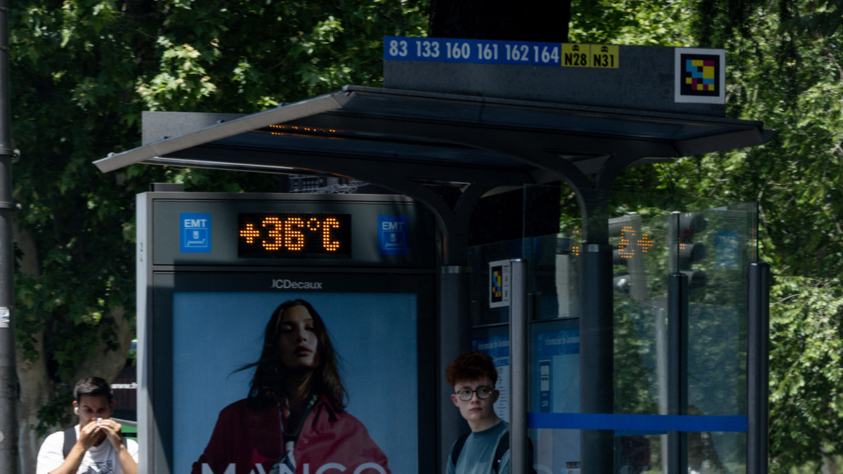 A 22 de mayo, un termómetro marcaba 36 ºC en una parada de autobús en Madrid.