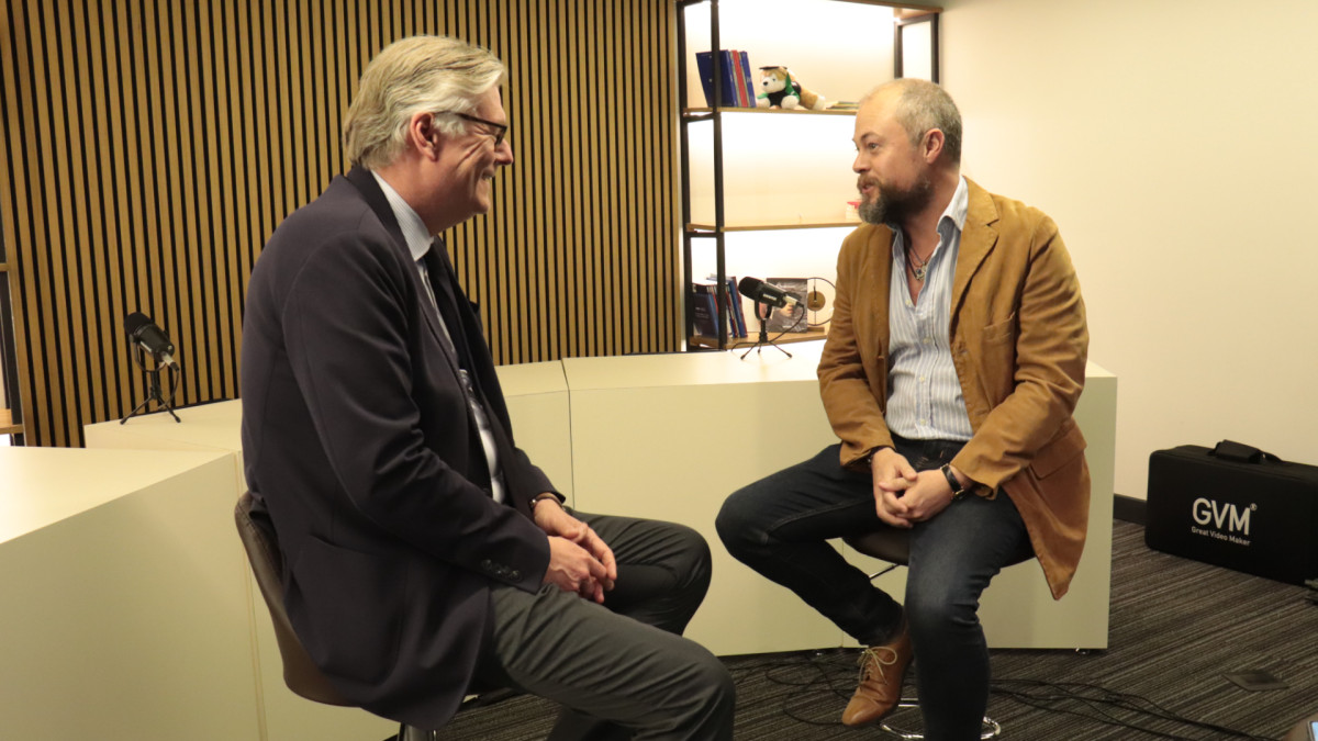 El eurodiputado Antonio López-Istúriz (izquierda) conversa en México con el periodista y autor de 'Momento América', Mauricio Hdez. Cervantes. | Agenda Pública