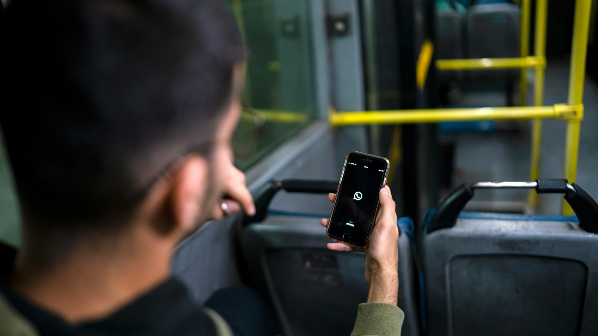 Una persona usa una aplicación de mensajería instantánea en el transporte público.