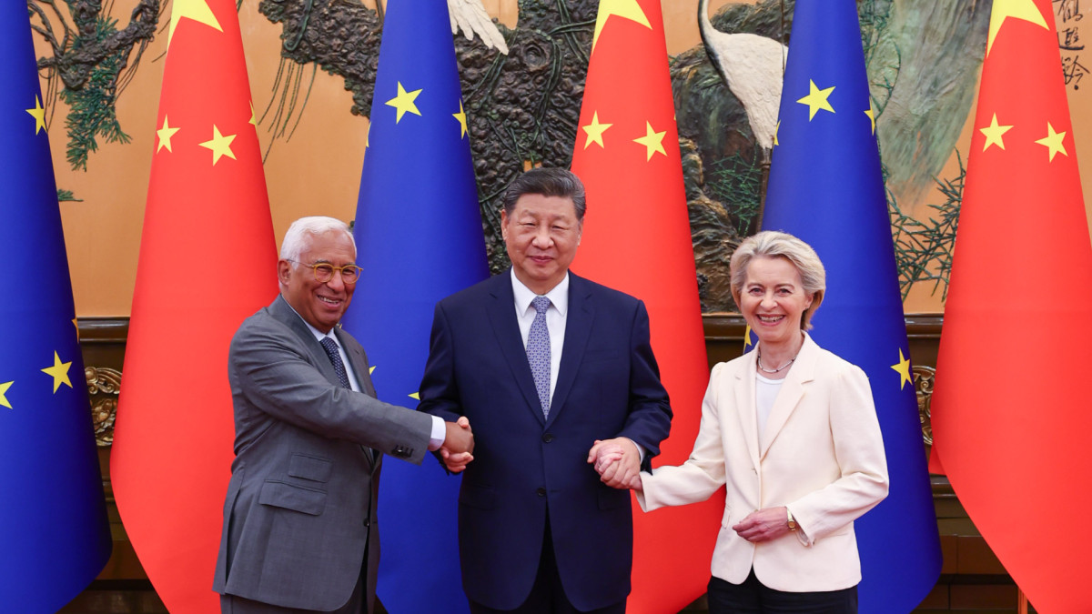 António Costa, presidente del Consejo Europeo, y Ursula von der Leyen, presidenta de la Comisión Europea, junto al presidente de la República Popular China, Xi Jinping.