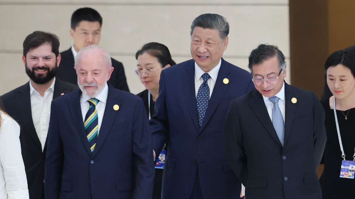 El presiente chino, Xi Jinping, junto a los presidentes Gabriel Boric (Chile), Lula da Silva (Brasil) y Gustavo Petro (Colombia).