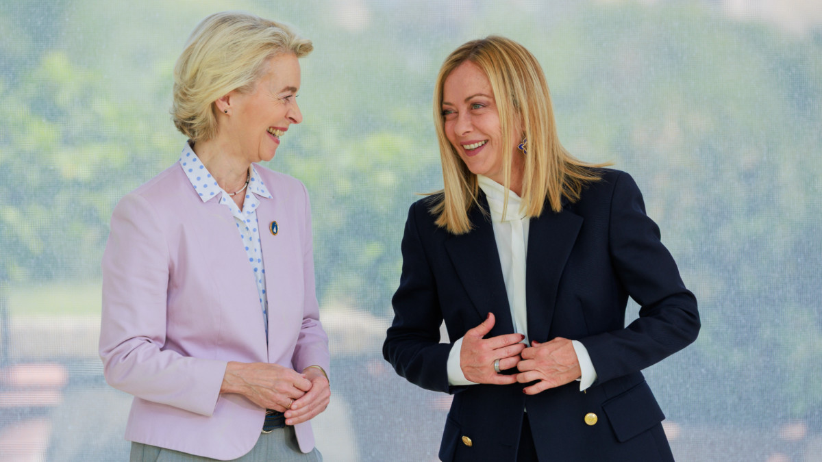 The President of the European Commission, Ursula von der Leyen, alongside the Prime Minister of Italy, Giorgia Meloni.