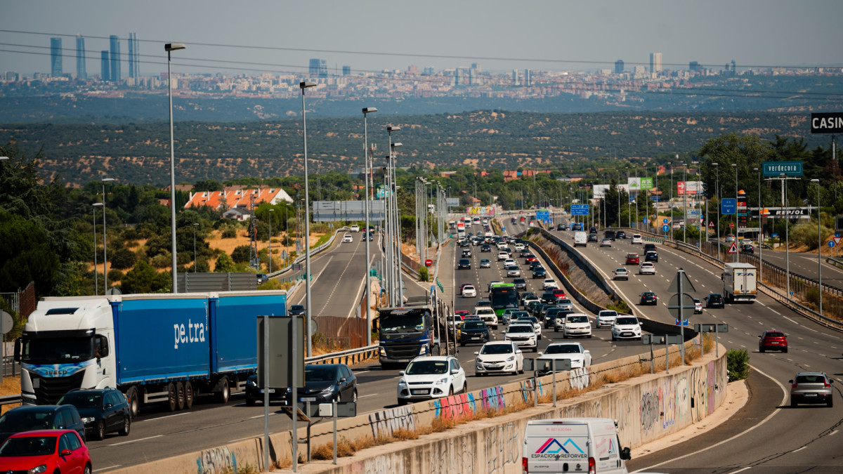 Vehículos en la autovía A6 a la altura de Torrelodones (Madrid).