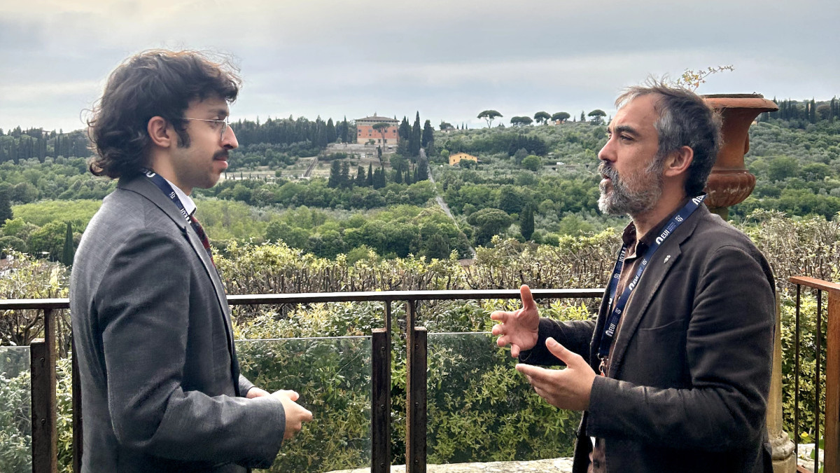 El director de la Cátedra Suiza de Federalismo y Gobernanza Internacional en el IUE, Elias Dinas (derecha) conversa con el redactor de 'Agenda Pública' Jorge de Diego Hurtado.