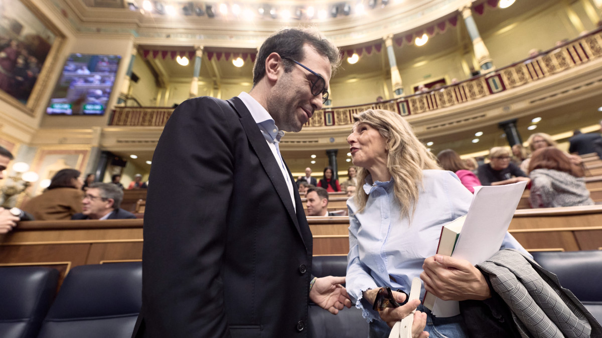 El vicepresidente primero y ministro de Economía, Carlos Cuerpo, y la vicepresidenta segunda y ministra de Trabajo, Yolanda Díaz, durante una sesión plenaria en el Congreso.