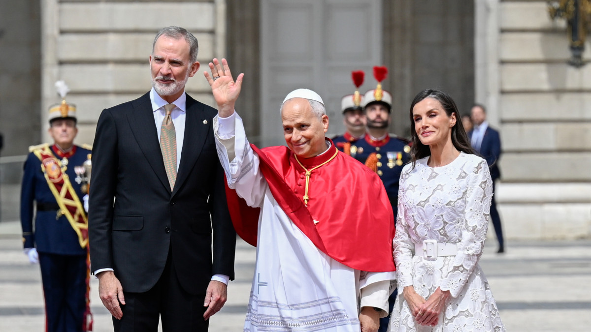 The Royal House receives Pope Leo XIV at the Royal Palace in Madrid.