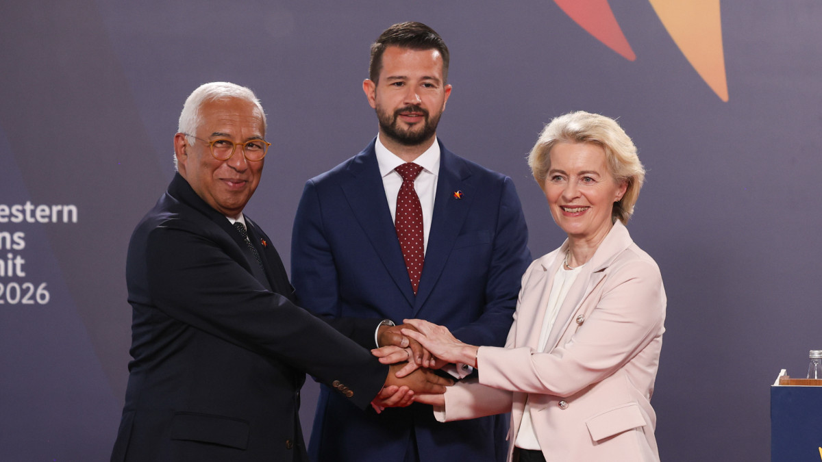 Jakov Milatović, presidente de Montenegro (centro), junto al presidente del Consejo Europeo, António Costa (izquierda) y la presidenta de la Comisión Europea, Ursula von der Leyen (derecha).