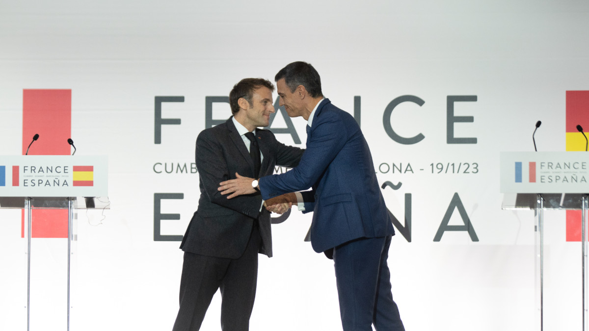 El presidente de Francia, Emmanuel Macron (i) y el presidente del Gobierno, Pedro Sánchez (d), posan tras la firma de un Tratado de Amistad entre sus respectivos países.