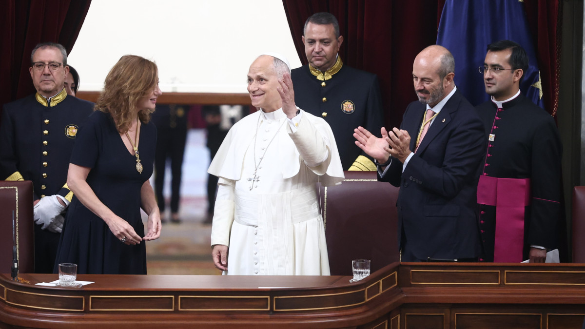 El Papa León XIV ofrece un discurso en el Congreso de los Diputados, acompañado por la presidenta de la cámara, Francina Armengol, y el presidente del Senado, Pedro Rollán