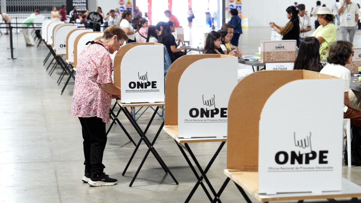 Una ciudadana peruana vota en las elecciones presidenciales desde Milán (Italia).
