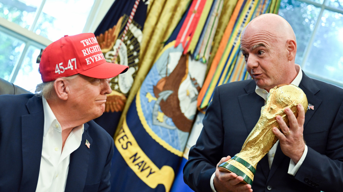 El presidente de la FIFA, Gianni Infantino (derecha), enseña el trofeo del Mundial de fútbol al presidente estadounidense Donald Trump.