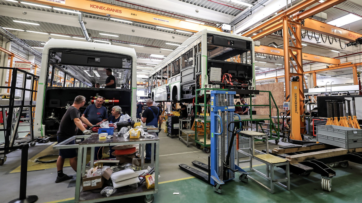 Operarios húngaros en la planta de la compañía automovilística china BYD, en Komárom (Hungría).