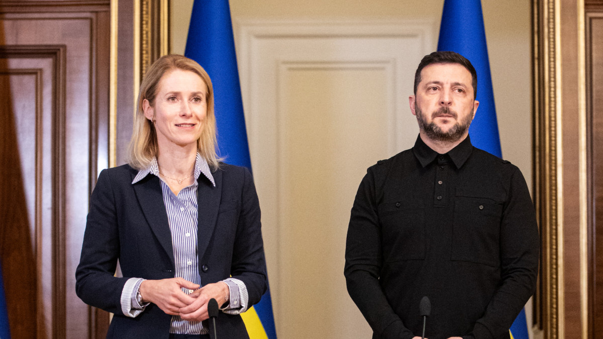 La alta representante de la Unión Europea para Asuntos Exteriores y Política de Seguridad, Kaja Kallas, junto al presidente de Ucrania, Volodimir Zelenski.