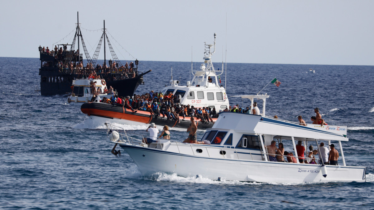 190 migrantes llegan en un barco a la isla de Lampedusa (Italia) en 2023.