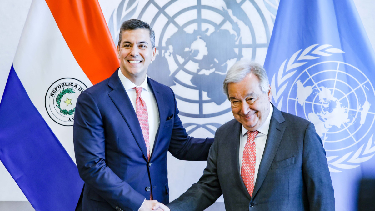 El presidente de Paraguay, Santiago Peña, junto al secretario general de la ONU, António Guterres.