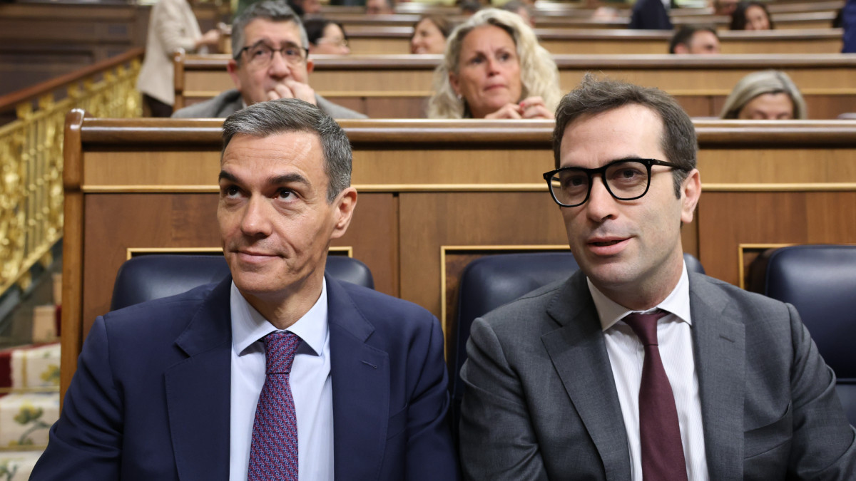 El presidente del Gobierno, Pedro Sánchez, junto al vicepresidente primero y ministro de Economía, Carlos Cuerpo.