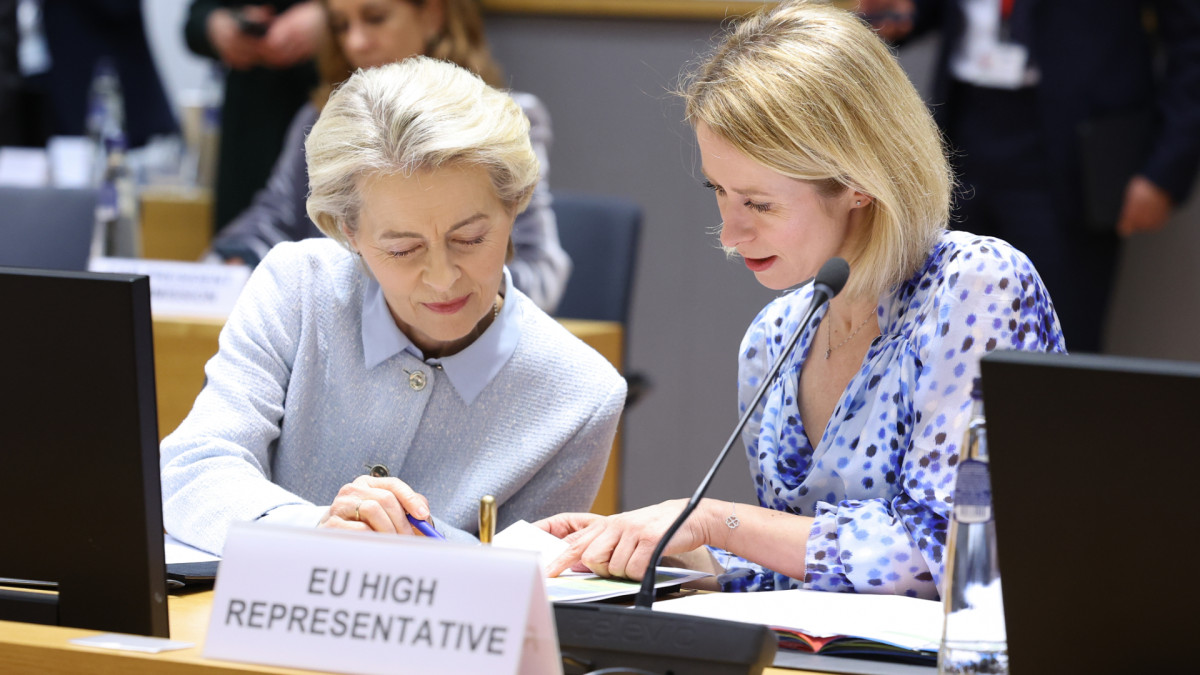 La presidenta de la Comisión Europea, Ursula von der Leyen, junto a la alta representante Kaja Kallas.
