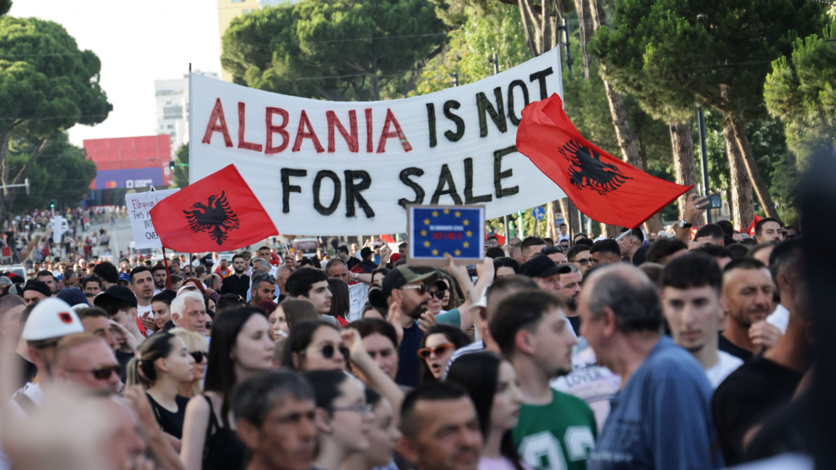 Las protestas en Tirana, la capital de Albania, contra el resort vinculado a Jared Kushner, esposo de Ivanka Trump.  | Vlasov Sulaj/Jna Press / Zuma Press / Europa Press