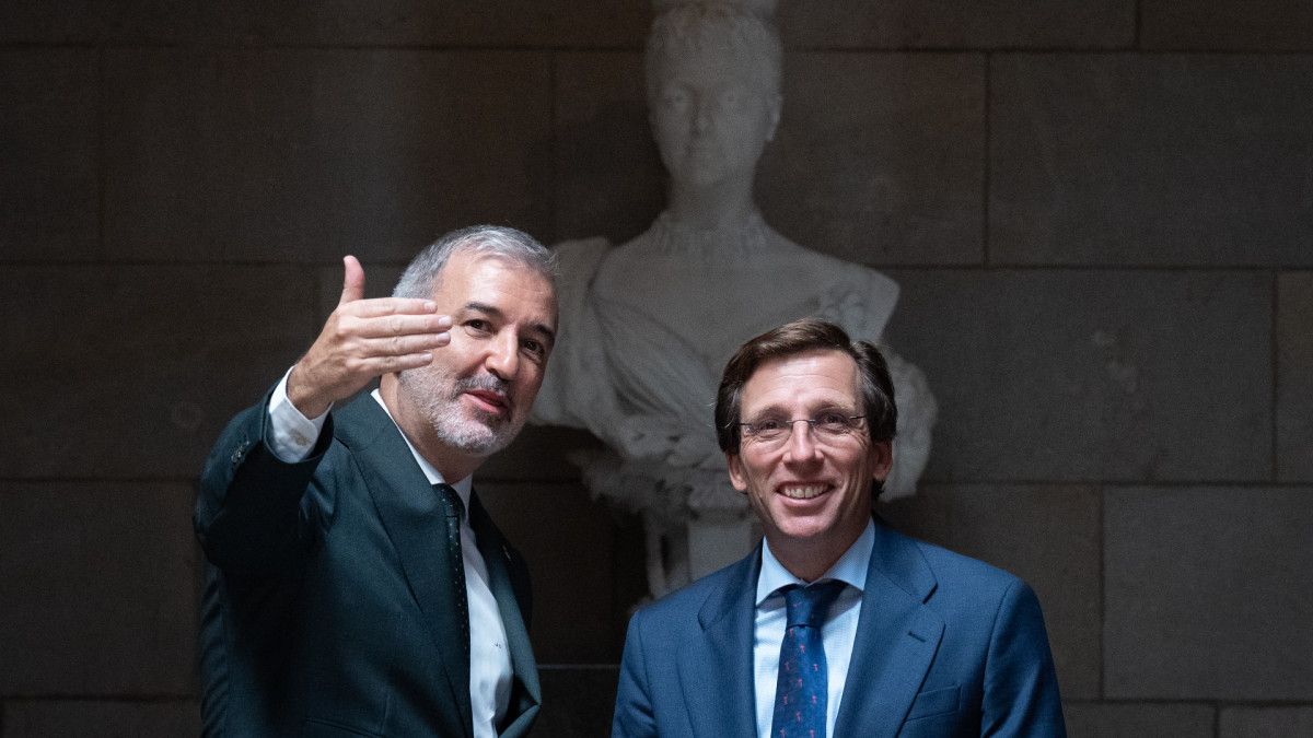 El alcalde de Barcelona, Jaume Collboni, junto al alcalde de Madrid, José Luis Martínez-Almeida.