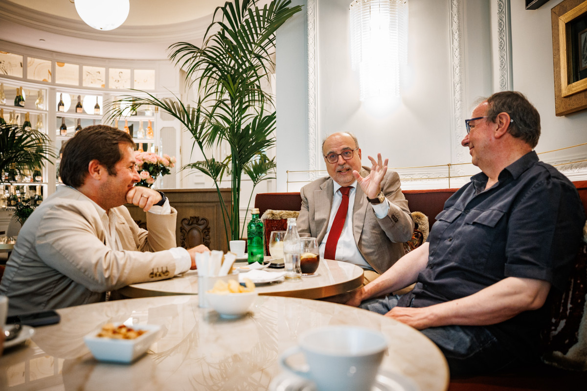El editor y editor de 'Agenda Pública', Marc López Plana, conversa con los autores de 'Viaje a un Nuevo Mundo', Enric Juliana y Esteban Hernández en Madrid