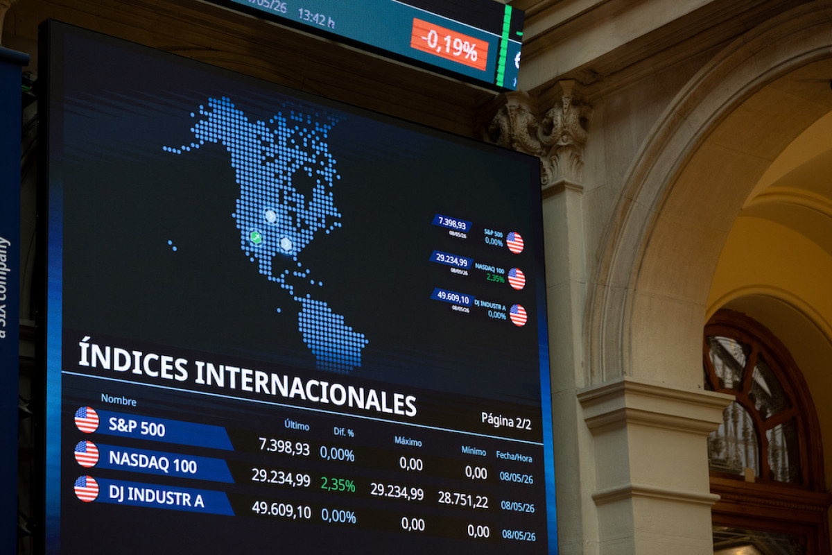 Paneles informativos en el Palacio de la Bolsa de Madrid.