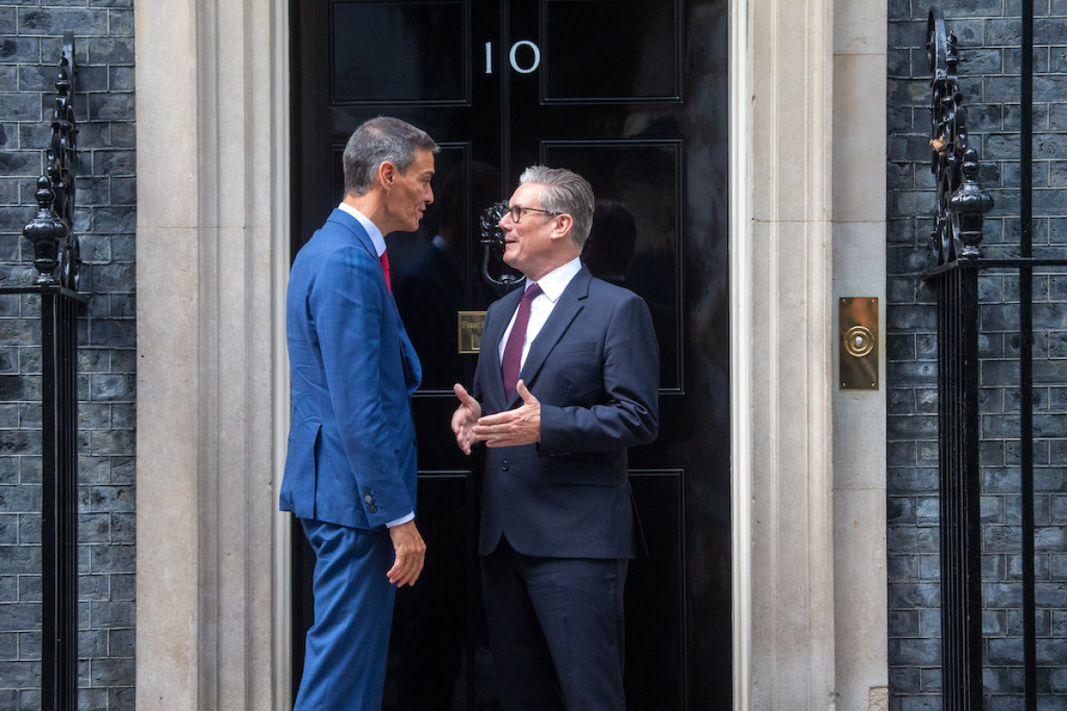 El primer ministro del Reino Unido, Keir Starmer, da la bienvenida a su homólogo español, Pedro Sánchez, al número 10 de Downing Street.