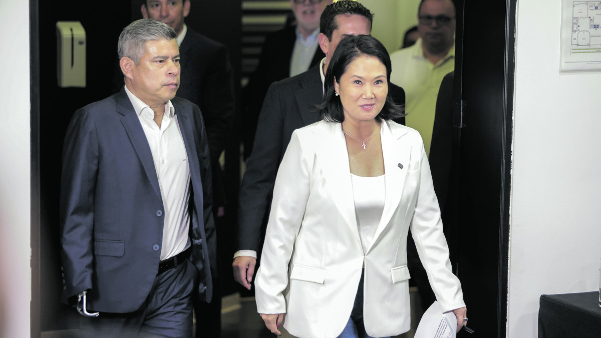 La próxima presidenta de Perú, Keiko Fujimori (derecha), junto a su segundo de a bordo, Luis Galarreta