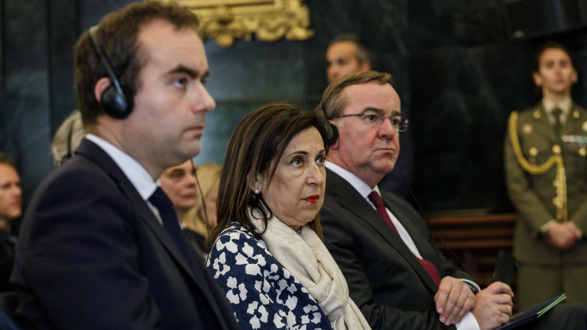 El (por entonces) ministro de Defensa de Francia, Sebastien Lecornu; la ministra de Defensa, Margarita Robles y el ministro de Defensa de Alemania, Boris Pistorius, en España.