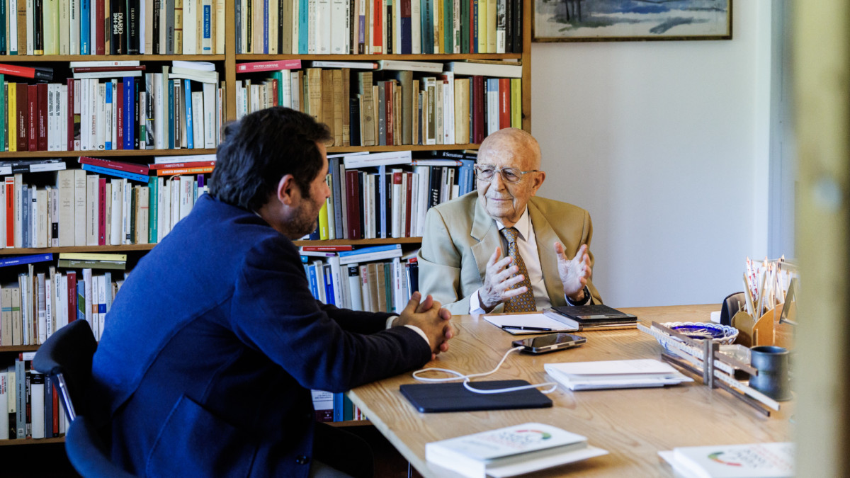 En la oficina de Cassese, en Roma, el jurista conversa con el director y editor de 'Agenda Pública'.