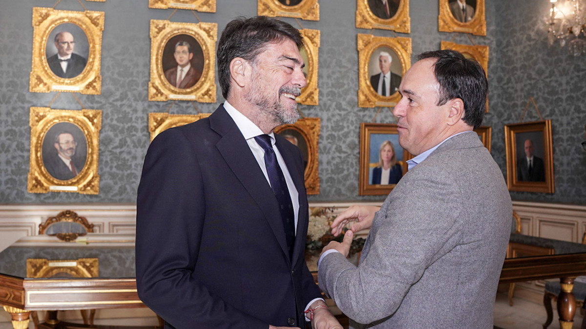 El alcalde de Alicante, Luis Barcala (izquierda), junto al president de la Generalitat Valenciana, Juanfran Pérez Llorca.