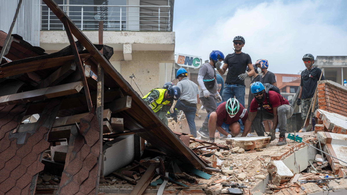 Un equipo de buscadores entre los escombros tras el terremoto en Caracas (Venezuela).