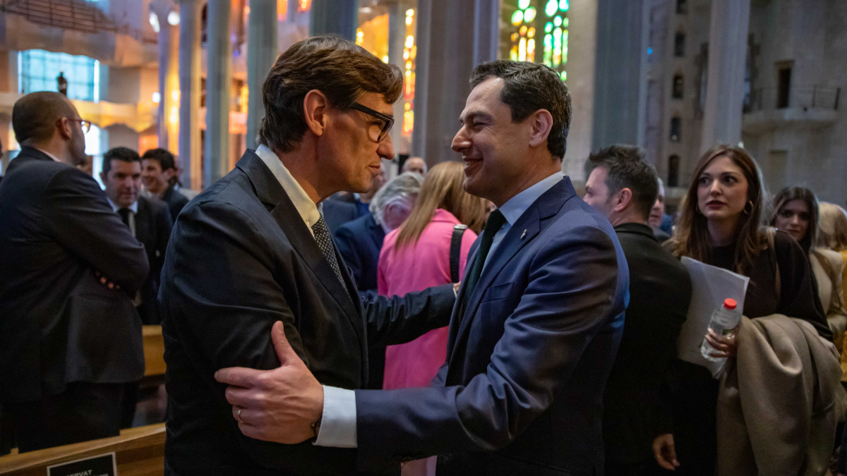El president de la Generalitat, Salvador Illa, junto al presidente en funciones de la Junta de Andalucía, Juanma Moreno Bonilla, en la Sagrada Familia.