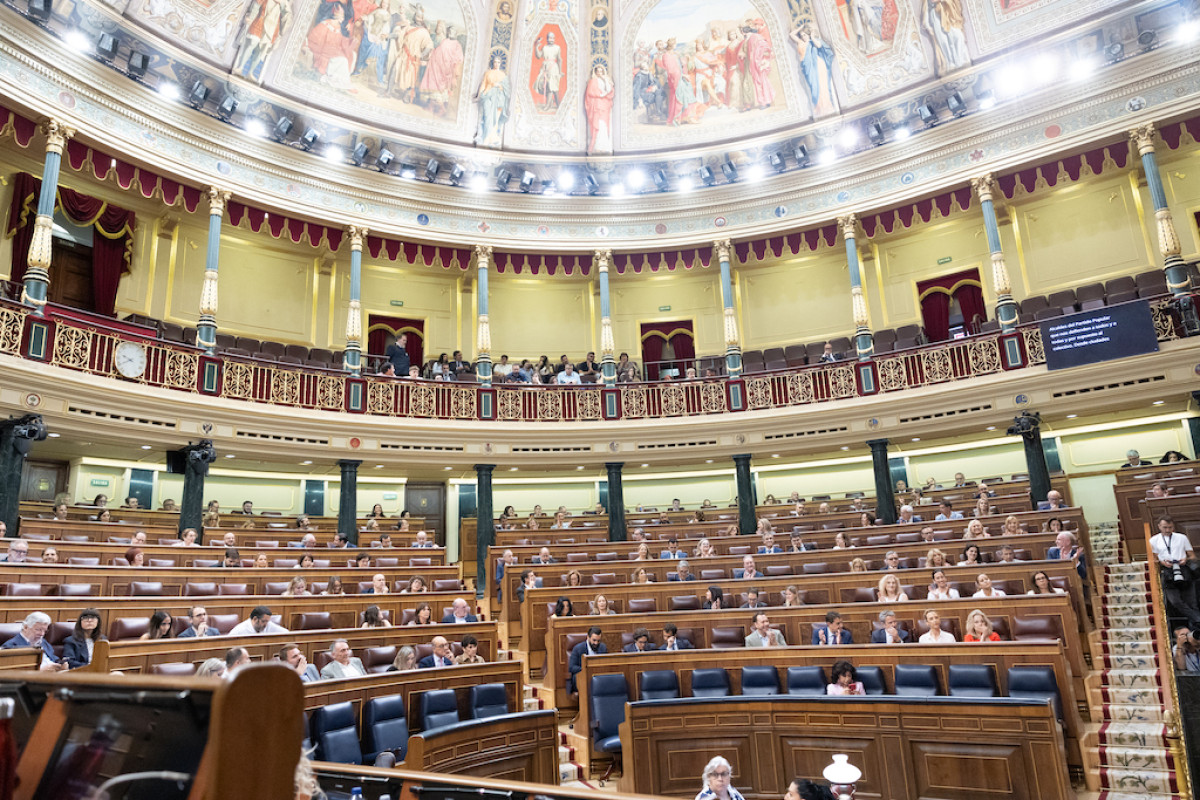 The PP bench applauds during a plenary session in the Congress of Deputies.